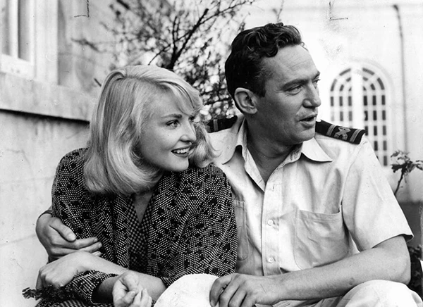 Der britische Film- und Theaterschauspieler Peter Finch (rechts) spielt in dem Film die Rolle des Nachrichtensprechers Howard Beale.