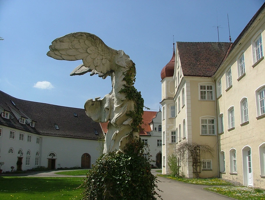 Die Siegesgöttin Nike vor der Hechelmannausstellung.