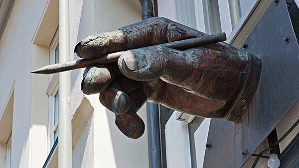 Die denkende Hand, Skulptur von Georg K. Glaser.