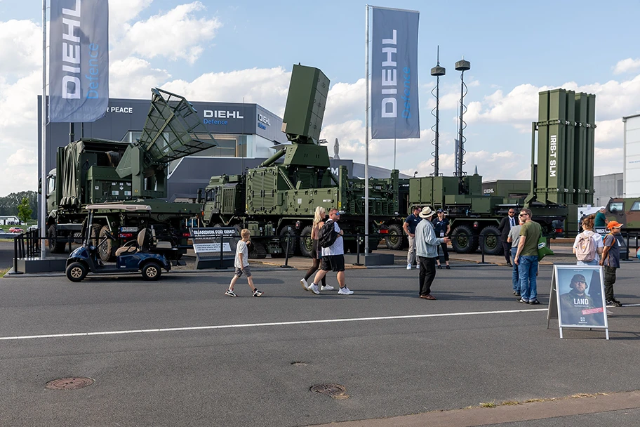 Das bodengestützte Flugabwehrraketen-System IRIS-T SLM an der Diehl Defence Ausstellung auf der ILA Berlin Air Show 2024.