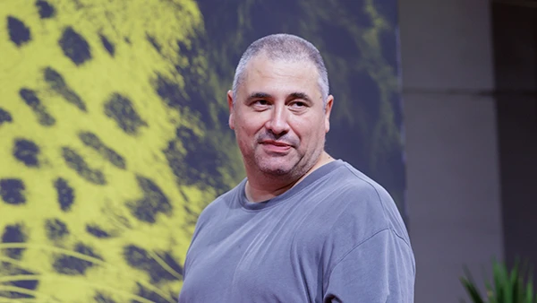 Regisseur Radu Jude auf dem roten Teppich während des 78. Filmfestivals von Locarno am 9. August 2025 in Locarno, Schweiz.