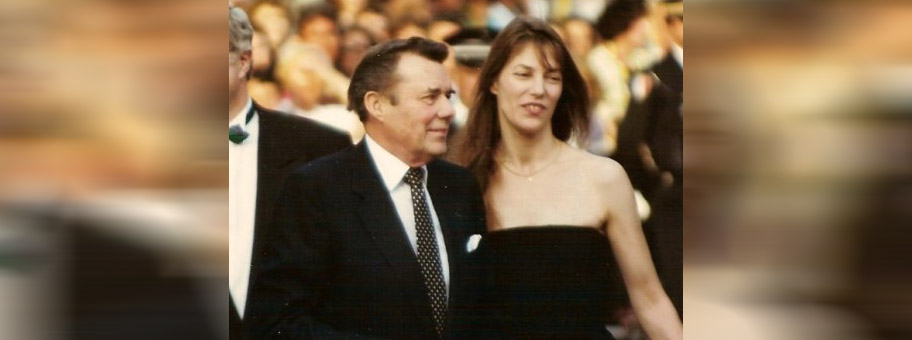Dirk Bogarde (hier mit Jane Birkin am Film Festival von Cannes, 1990) spielt im Film «Despair» von Rainer Werner Fassbinder die Rolle von Hermann.