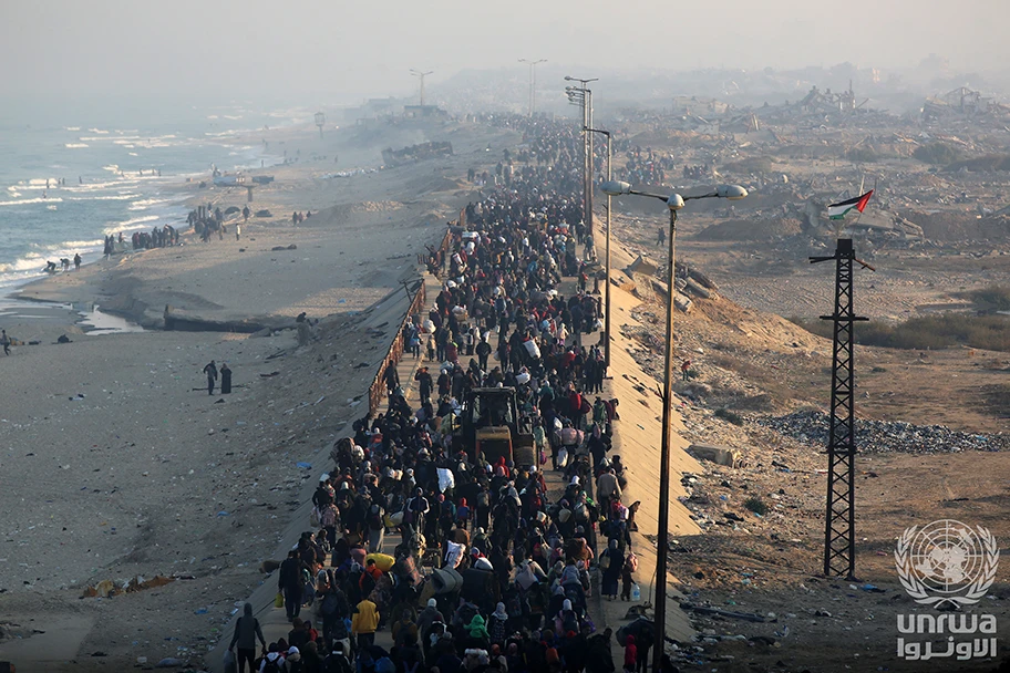 Vertriebene Palästinenser auf ihrer Reise zurück nach Gaza und in den Norden über die Al-Rasheed-Straße, 28. Januar 2025.
