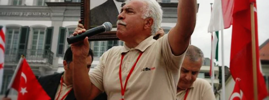 Der Chef der türkischen Heimatpartei Vatan Doğu Perinçek bei einer Rede in Lausanne, Schweiz.
