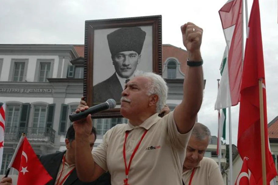 Der Chef der türkischen Heimatpartei Vatan Doğu Perinçek bei einer Rede in Lausanne, Schweiz.