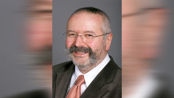 Der jurassische Nationalrat Dominique Baettig hielt im Oktober 2009 an der rechtsextremen «Convention Identitaire» im französischen Orange eine Rede.