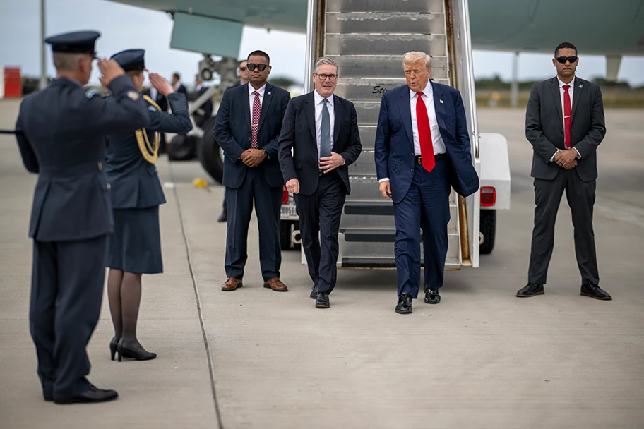 Präsident Donald Trump und der britische Premierminister Keir Starmer steigen aus der Air Force One aus,  28. Juli 2025.