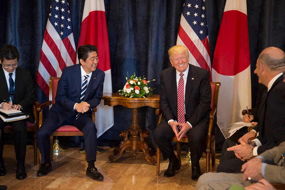 Der japanische Premierminister Shinzō Abe und US-Präsident Donald Trump während des G7-Gipfels in Taormina, Mai 2017.