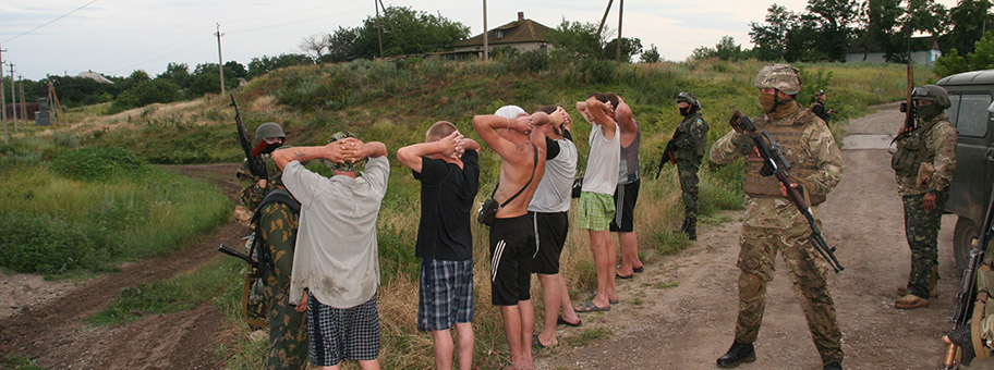 Soldaten des Azov-Regiments bei einer Kontrolle von Dorfbewohnern in der Nähe von Mariupol, Juli 2014.
