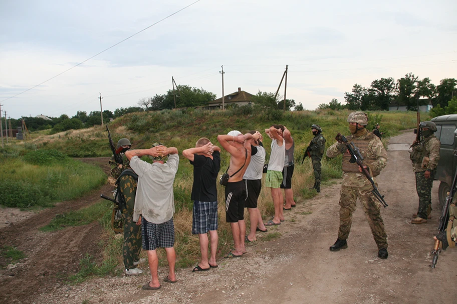 Soldaten des Azov-Regiments bei einer Kontrolle von Dorfbewohnern in der Nähe von Mariupol, Juli 2014.