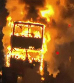 Double_deck_burning_in_2011_england_riots_2.jpg
