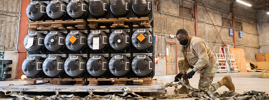 Vorbereitung einer Waffenlieferung der USA an die Ukraine (436th Airlift Wing der Eighteenth Air Force) im Januar 2022.