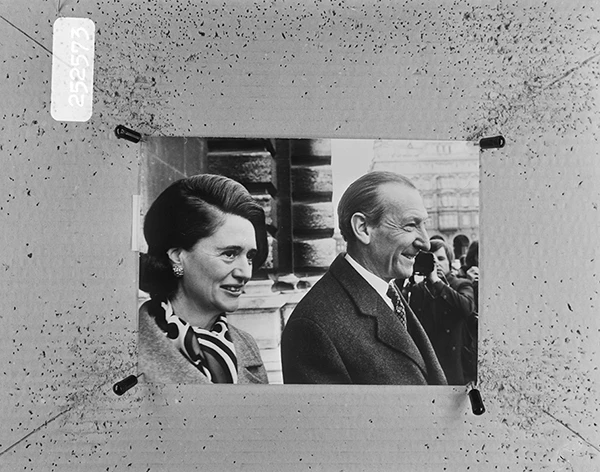 Der frühere UN-Generalsekretär Kurt Waldheim (hier mit seiner Frau am 22. Dezember 1971) hatte 1986 im Wahlkampf seine Tätigkeiten als Offizier der Wehrmacht von 1942 bis 1944 in biografischen Angaben ausgelassen.