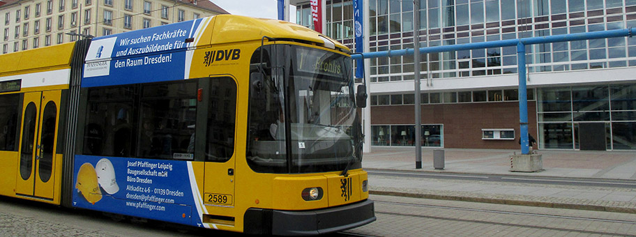 Strassenbahn in Dresden mit Sonderbeklebung - Wir suchen Fachkräfte - vor dem Kulturpalast.
