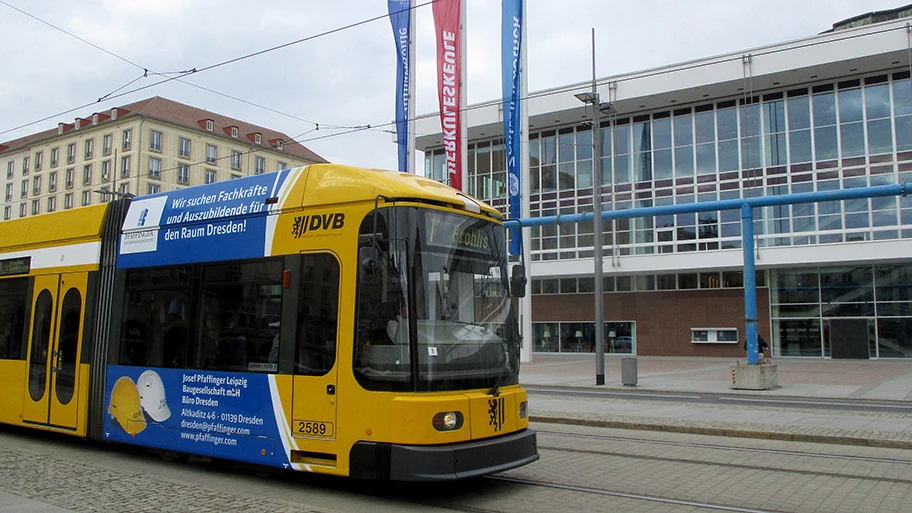 Strassenbahn in Dresden mit Sonderbeklebung - Wir suchen Fachkräfte - vor dem Kulturpalast.