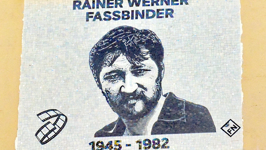 Fassade des Hotel Deutsche Eiche (München) mit einem Mosaik zu Ehren von Rainer Werner Fassbinder.