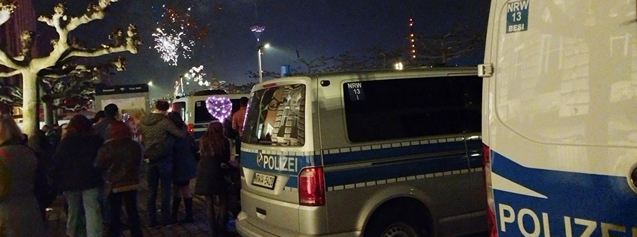 Silvester am Rheinufer in Düsseldorf, 31. Dezember 2022.
