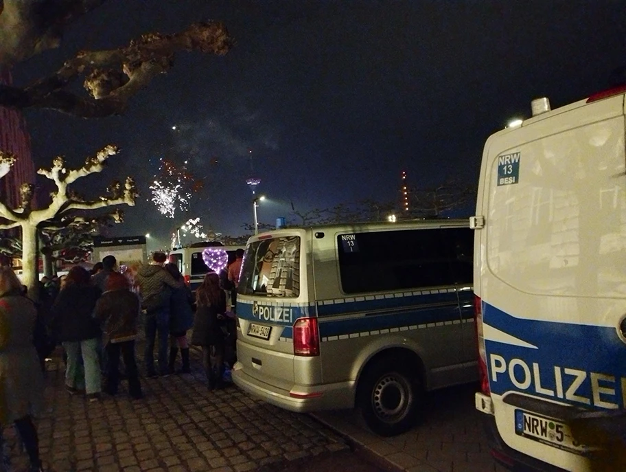 Silvester am Rheinufer in Düsseldorf, 31. Dezember 2022.