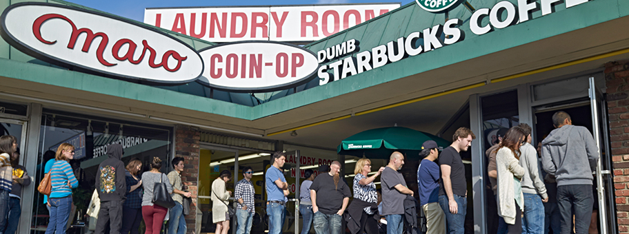 Hier findet kein Protest statt - Warteschlange vor einer Starbucks-Filiale in Los Feliz, Kalifornien.