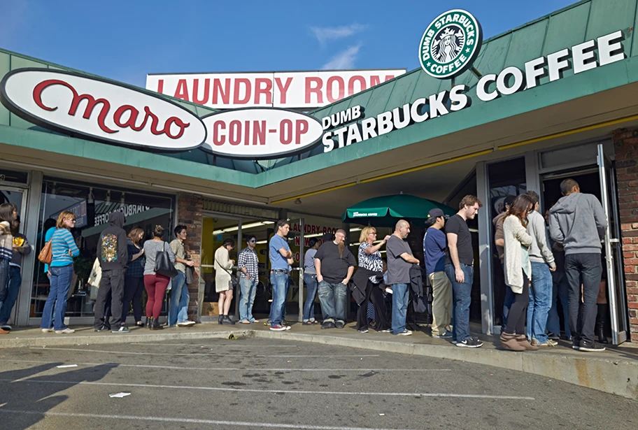 Hier findet kein Protest statt - Warteschlange vor einer Starbucks-Filiale in Los Feliz, Kalifornien.