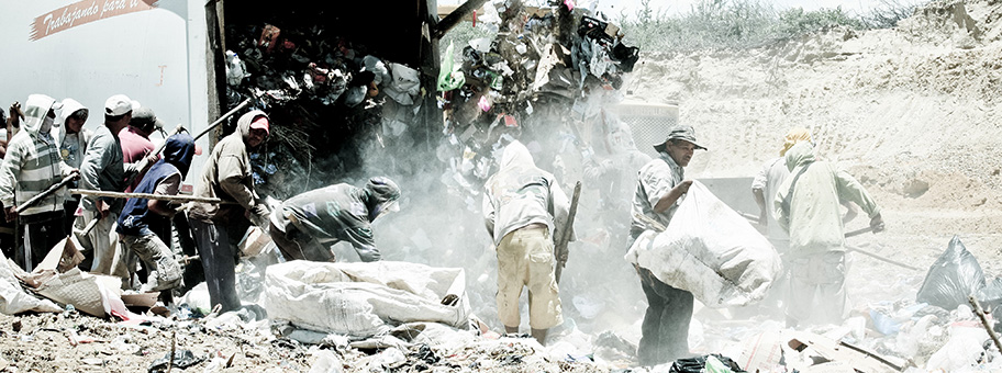 Müllsammler auf einer Abfallhalde in Peru.
