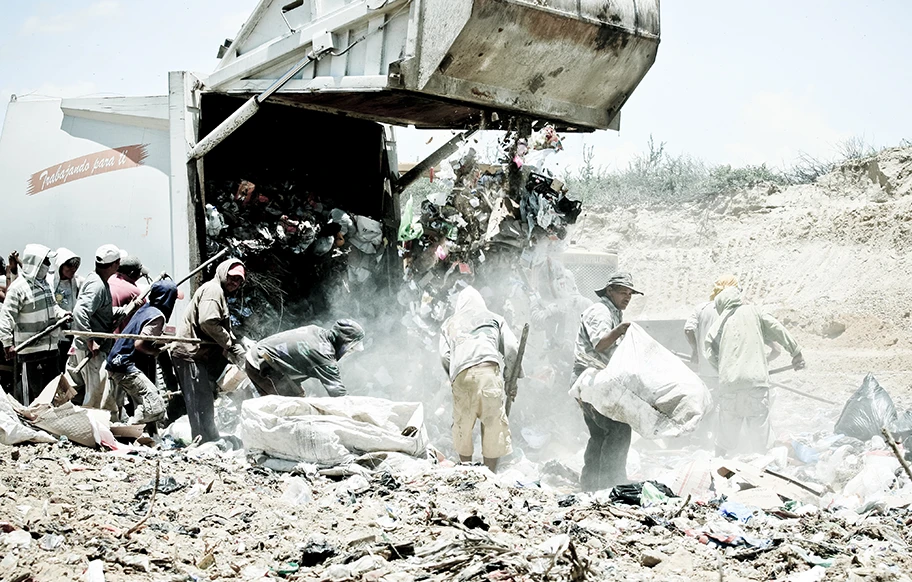 Müllsammler auf einer Abfallhalde in Peru.