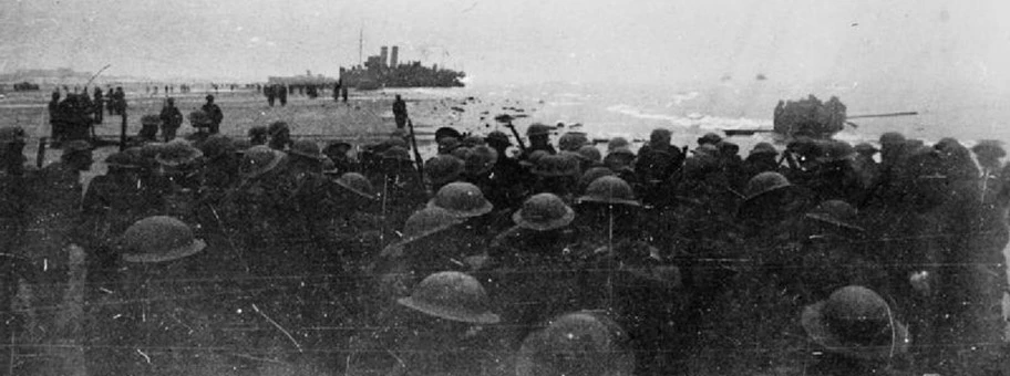 Englische Soldaten warten am Strand von Dünkirchen auf ihre Evakuierung, Juni 1940.