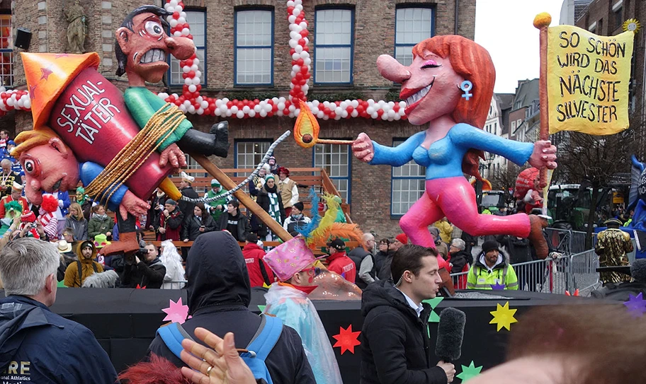 Düsseldorf, Rosenmontag 2016, politischer Karnevalswagen.