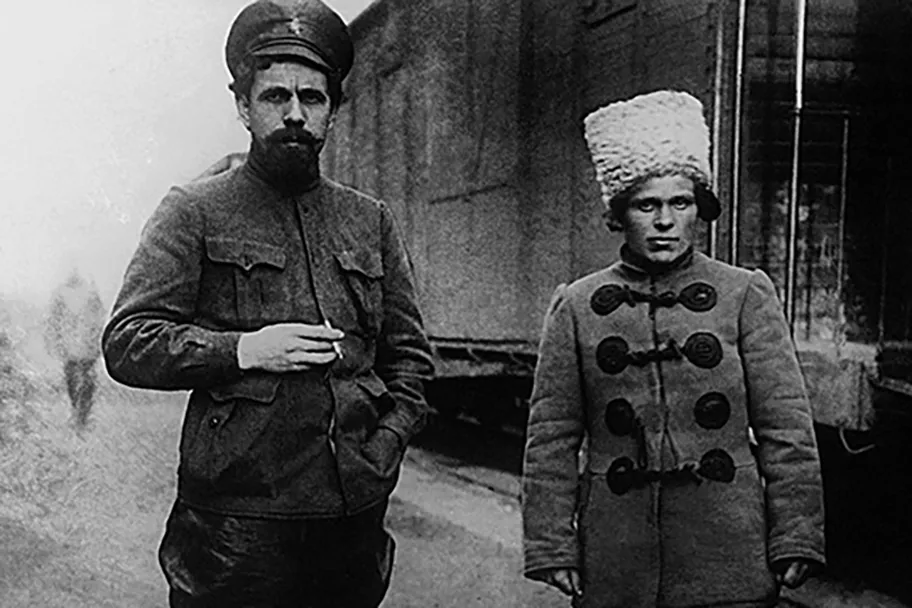 Dybenko & Nestor Makhno (rechts im Bild).
