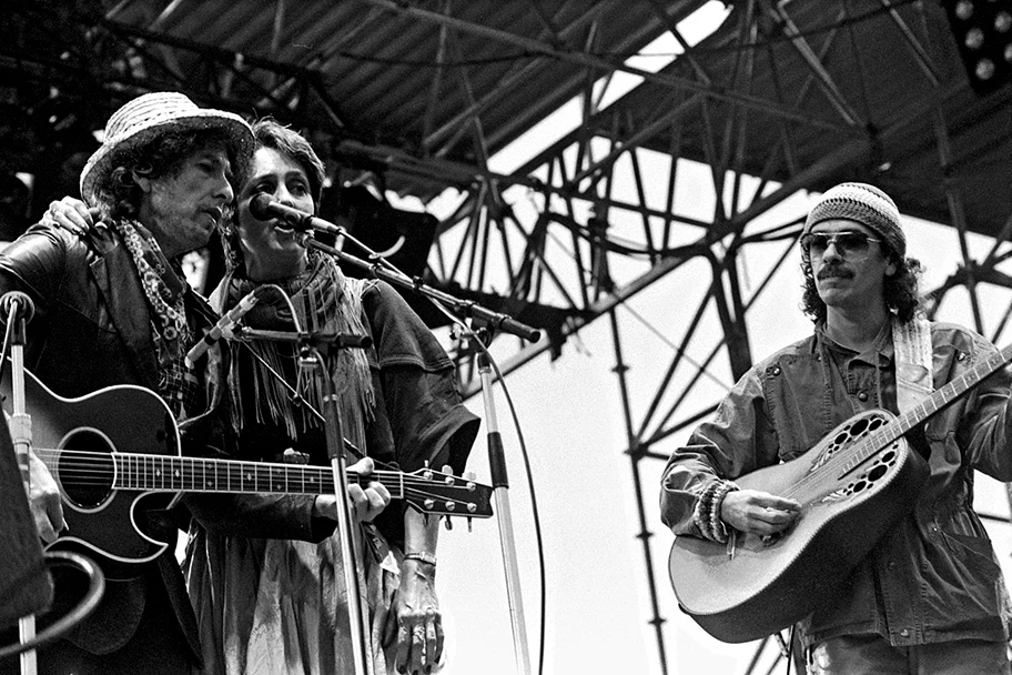 Als Joan Baez «Deportee» von Woody Guthrie sang, war es das «Goodbye» für Juan de la Cruz, die Opfer waren Kämpfer geworden und hatten Namen bekommen. Hier an einem Konzert mit Bob Dylan und Santana im Mai 1984 in Hamburg.