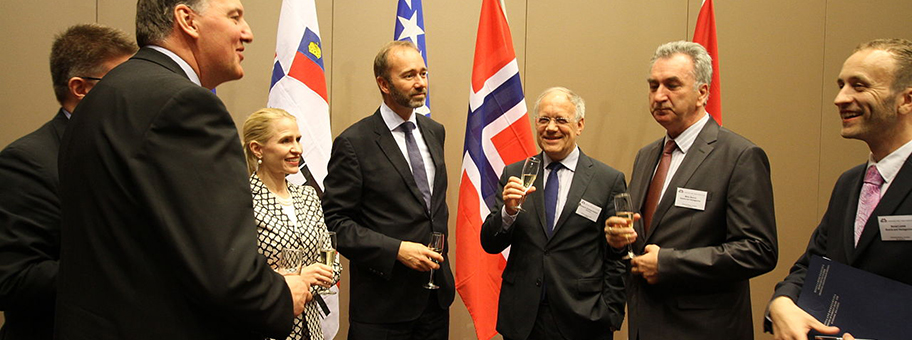 Johann Schneider-Amman (mitte rechts) an einem Treffen in Trondheim, Norwegen.