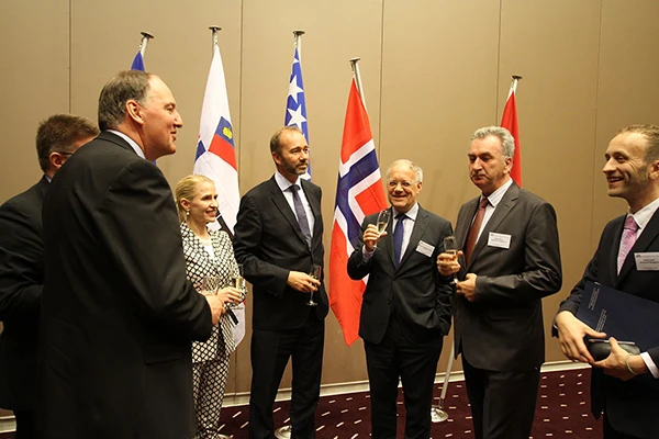 Johann Schneider-Amman (mitte rechts) an einem Treffen in Trondheim, Norwegen.