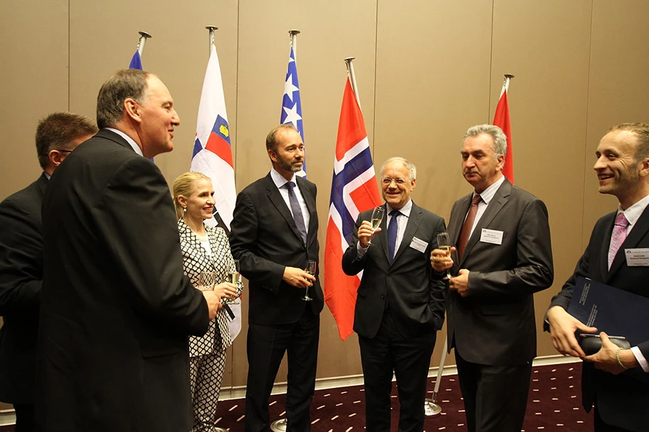 Johann Schneider-Amman (mitte rechts) an einem Treffen in Trondheim, Norwegen.