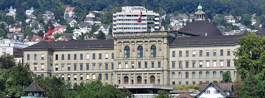 Sicht auf die ETH Zürich vom Lindenhof.