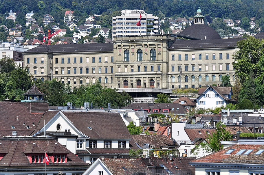 Sicht auf die ETH Zürich vom Lindenhof.