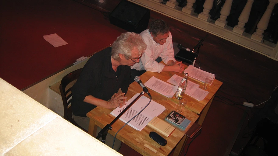 Der deutsche Publizist Thomas Ebermann (links) bei einer Veranstaltung in Karlsruhe, April 2006.