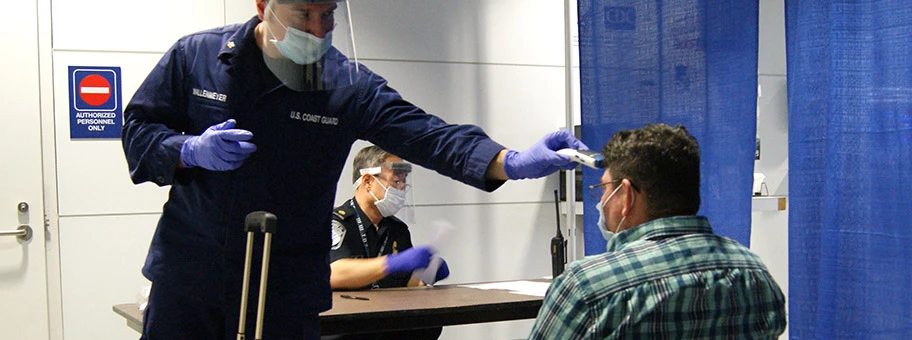 Ebola-Fieber-Scan bei einem Flugpassagier aus Sierra-Leone im O'Hare-Flughafenareal von Chicago.