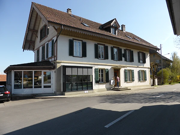 Ehemalige Pension Beau Séjour, 1860 im Park des benachbarten Jagdschlösschens errichtet.. Die Kuranstalt Beau Séjour, links daneben, wurde 1971 abgerissen. In diesen Gebaeuden fand 1915 die Zimmerwalder Konferenz mit Lenin, Axelrod, Grimm, Platten, Sinowjew, Trotzki u.a. statt.