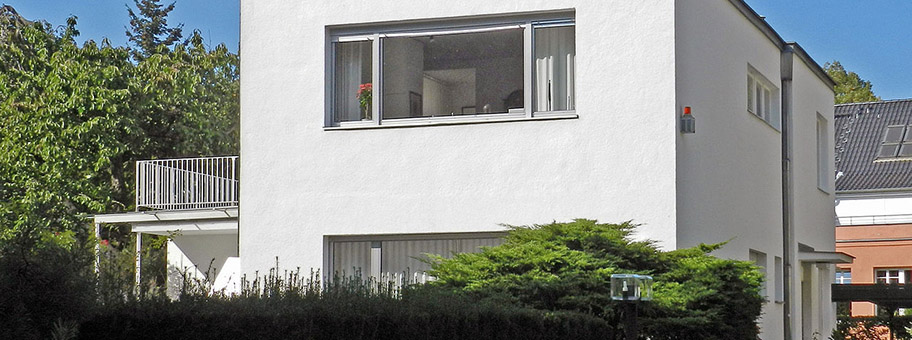 Von giftigen Mauern und Putzen umgeben verbringt die Mittelschicht ihren häuslichen Alltag in grossen Palästen. Kalt, glatt, funktional, weiss.