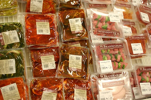 Eingeschweisstes Fleisch im Supermarkt von REWE.