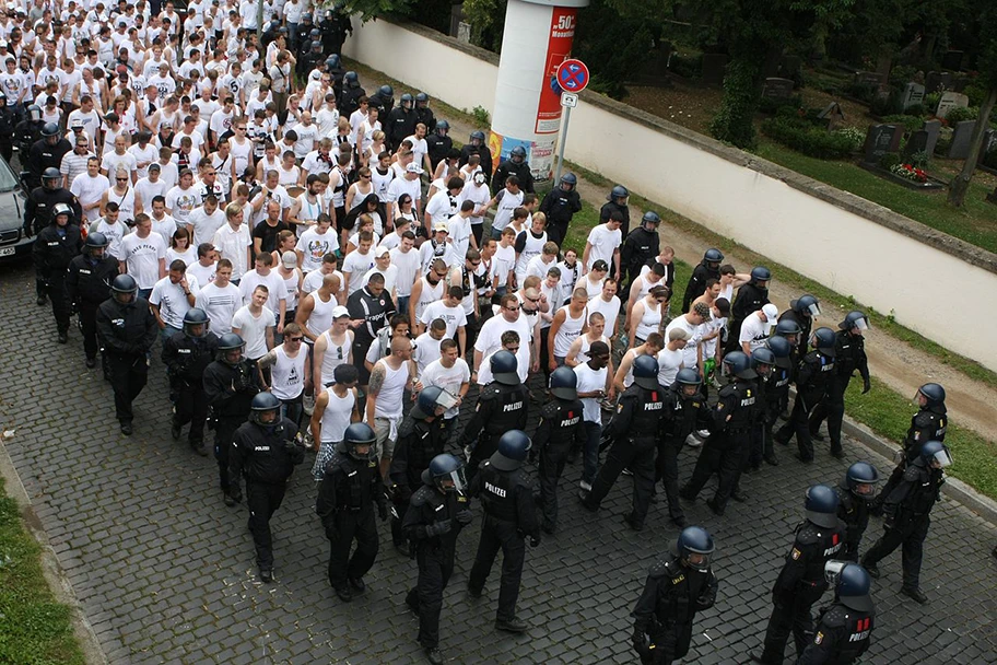 Hooligans des Fussballvereins Eintracht Frankfkurt auf dem Weg zu einem Lokalderby gegen Offenbach.