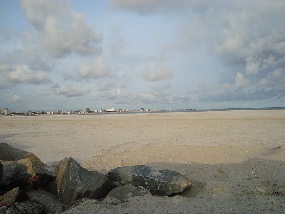 Die Skelette der Eko Atlantic City-Wolkenkratzern an der Küste vor Victoria Island in Lagos.