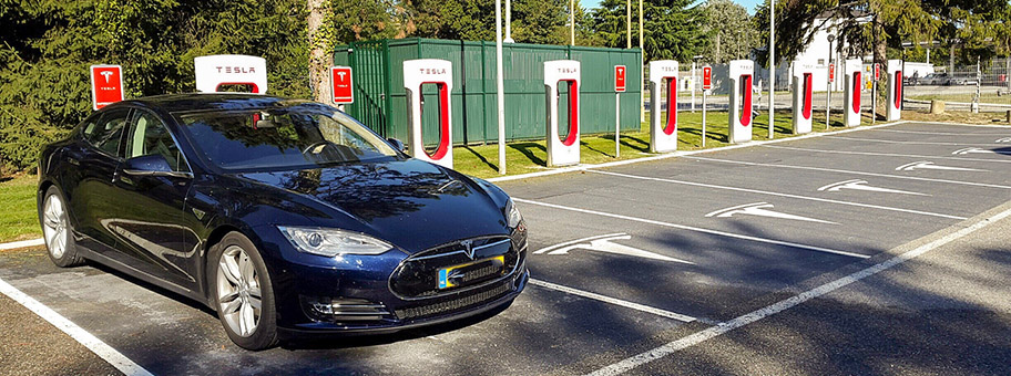 Elektroauto Tesla Ladestation.