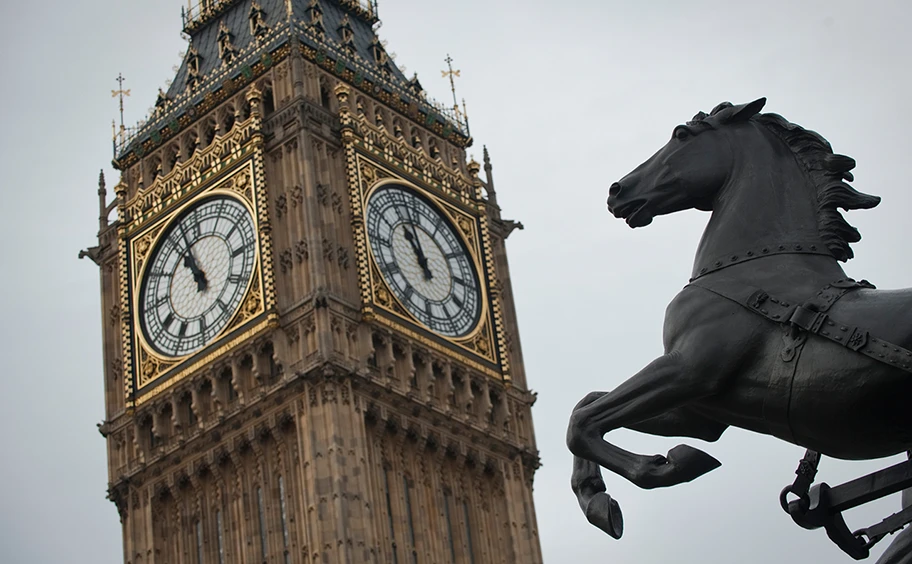 Man kann festhalten, dass ein Brexit kapitalistisch wenig Sinn macht und die Argumente für das Verlassen der Union häufig sehr offen rassistisch geführt werden – was allerdings kein Argument für Bremain ist.