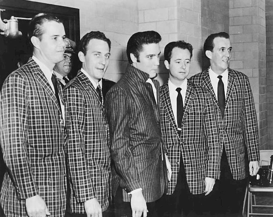 Elvis Presley mit seiner Begleitband «The Jordanaires», März 1957.