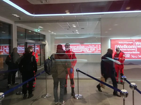 Bologna, 5. Februar 2020. Freiwillige Helfer des Katastrophenschutzes bei der Gesundheitskontrolle am Flughafen "Guglielmo Marconi".
