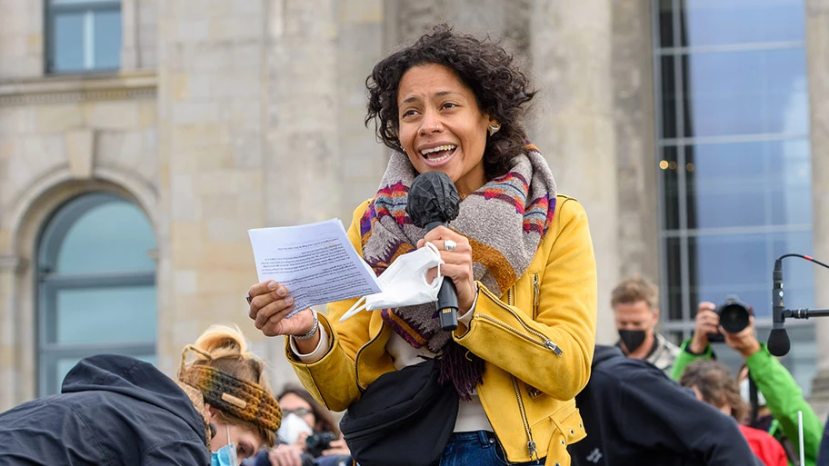 Emilia Roig von Antira spricht beim Klimastreik von Fridays For Future, Reichstag, Berlin, 24. September 2021.