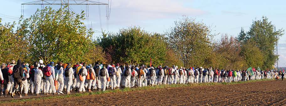 Demonstration von Ende Gelände vom Protestcamp südlich von Düren nach Morschenich.