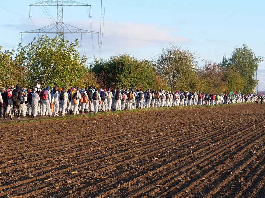 Demonstration von Ende Gelände vom Protestcamp südlich von Düren nach Morschenich.