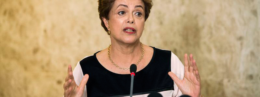 Dilma Rousseff an einer Pressekonferenz während der laufenden Untersuchung wegen den Korruptions-Vorwürfen gegen sie.